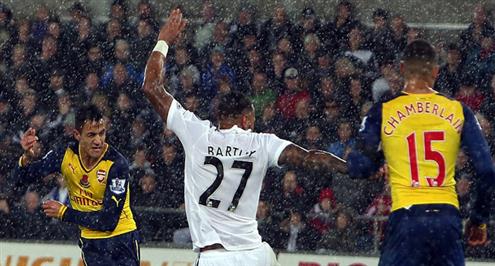 سوانزي يقلب تأخره لفوز ثمين على أرسنال.. فيديو وصور